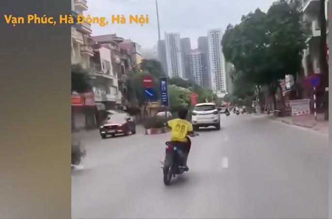 Clip: Cậu bé đầu trần lái xe máy không biển số, lạng lách như diễn xiếc giữa phố