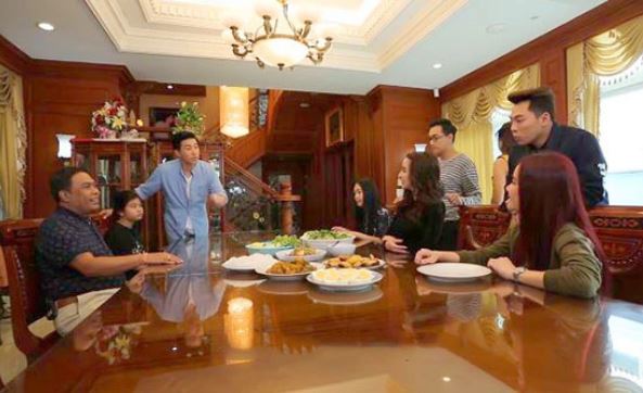 Mẹ chồng cười đắc ý vì tưởng làm xấu mặt được con dâu, không ngờ thế cờ lật ngược, chính bà mới là người bị cả họ "ném đá"