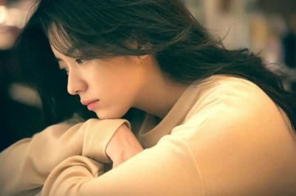 Mỗi tháng chồng đưa tôi 50 triệu bảo tôi chỉ cần ở nhà ăn ngủ, đi mua sắm và lấy lòng mẹ chồng, vậy mà tôi khóc không ra nước mắt