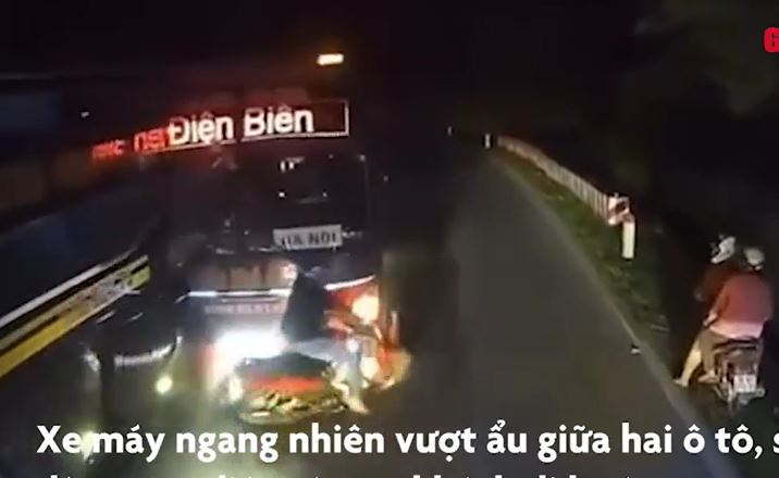 Clip: Người đi xe máy thoát chết trong gang tấc dưới bánh xe khách sau cú vượt ẩu