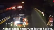 Clip: Người đi xe máy thoát chết trong gang tấc dưới bánh xe khách sau cú vượt ẩu