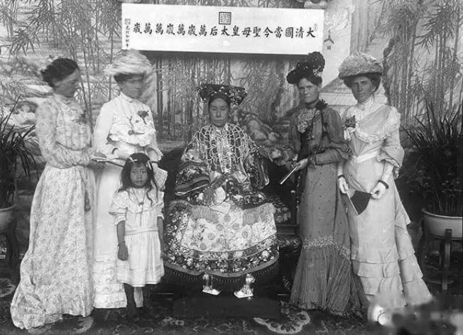 Ngắm loạt ảnh cực sống động của Từ Hi Thái hậu do 'nhiếp ảnh ruột' ghi lại