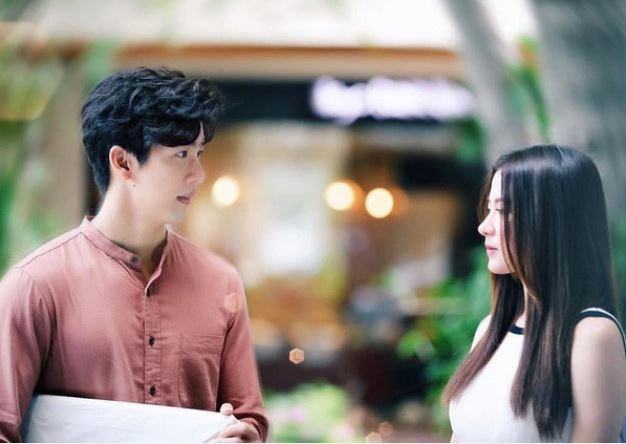 Đi hưởng tuần trăng mật về, vợ chồng em sững người khi thấy ảnh cưới nằm chỏng chơ ngoài cổng cùng câu tuyên bố đầy giận dữ của mẹ chồng