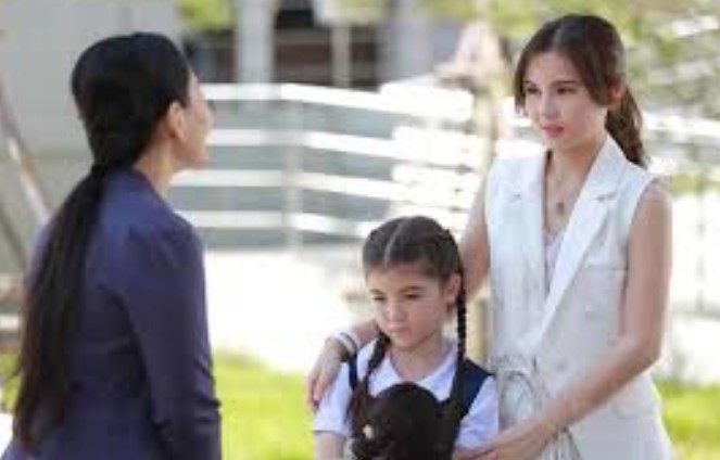 Vợ cũ của chồng đến đón con, tôi mời ở lại ăn cơm, nào ngờ xong bữa chị nghẹn ngào đưa cho tôi một chiếc hộp đầy vàng