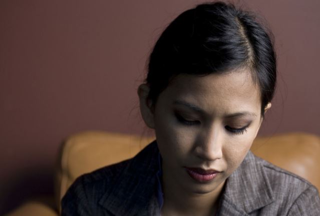 Vừa đặt chân đến đám tang mẹ chồng cũ, tôi đã bị ném ngay chiếc khăn trắng vào mặt kèm lời trách móc rất vô lý