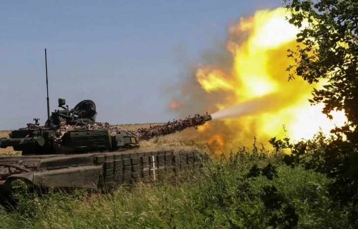 Xe tăng Ukraine nã pháo về phía quân Nga ở khu vực Kharkov. Ảnh: Reuters.