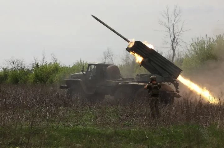 Pháo BM 21 Grad MLRS của Ukraine bắn vào một vị trí của Nga gần Kupyansk. Ảnh: AFP