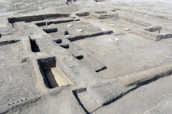 Kinh ngạc khách sạn 3.500 năm lộ diện giữa sa mạc