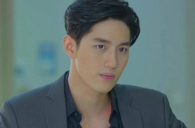 Nửa đêm về muộn, tôi giật thót thấy vợ cũ nằm ngủ ngon lành trên giường của mình