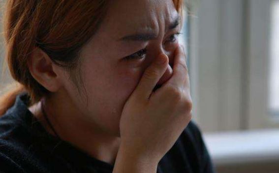 Về nhà thấy mẹ đang rửa bát còn tôi nằm dài trong phòng, chồng liền lao vào quát mắng đến khi thấy vật để trên bàn, anh vội xin lỗi tôi rối rít