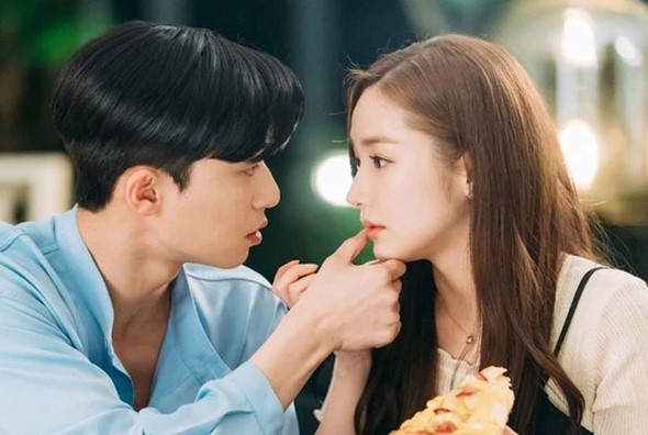 Mãi mới lừa được vợ cũ vào nhà nghỉ, nhưng khi đang nằm trên giường chờ thì cô ấy mở cửa nhà tắm, bước ra với món đồ khiến tôi run sợ