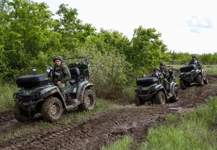 Quân đội Nga sử dụng xe địa hình và xe máy khi săn tìm mục tiêu Ukraine