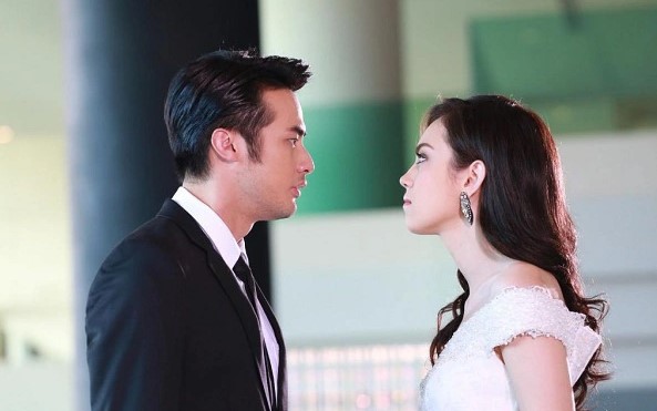 8 năm sau ngày ly hôn, gã chồng bội bạc run sợ gặp lại vợ cũ trong hoàn cảnh đặc biệt, trớ trêu nhất là thân phận hiện tại của hai người