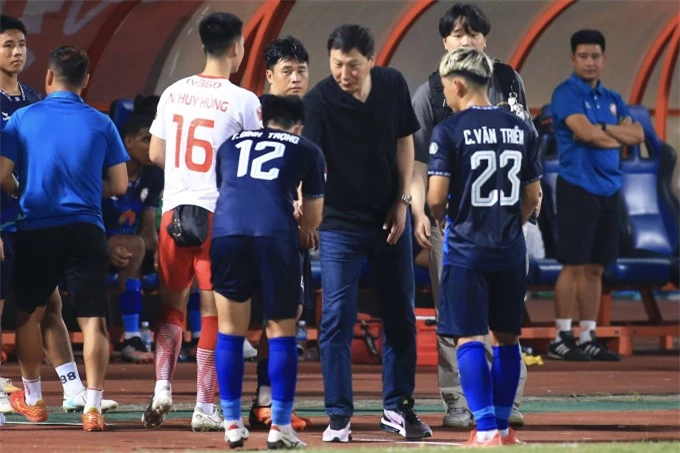 HLV Kim Sang-sik hỏi thăm Đình Trọng sau trận đấu 