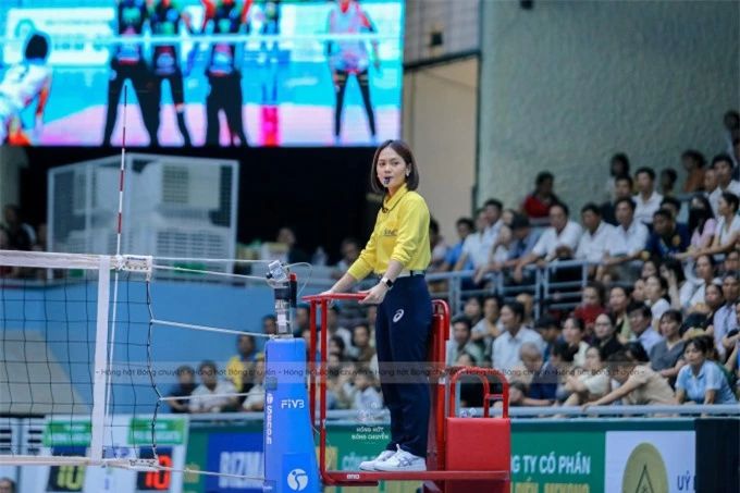 Nữ trọng tài Thái Lan cực sexy gây sốt ở giải bóng chuyền quốc tế VTV9 Bình Điền