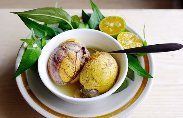 Vì sao ăn trứng vịt lộn phải kèm với rau răm?