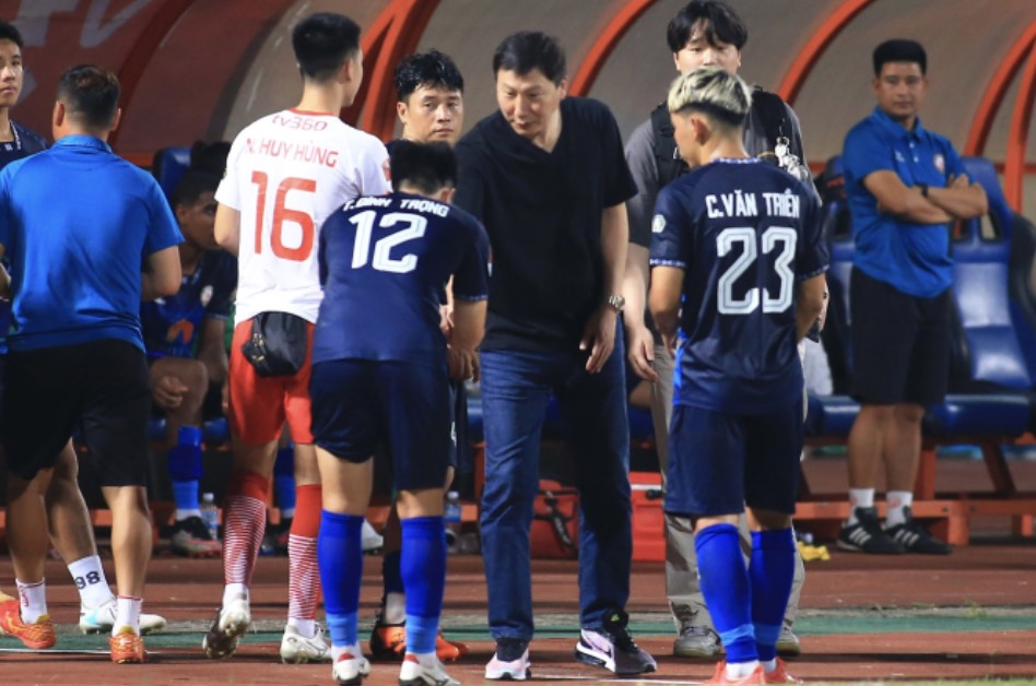 Một trung vệ nổi tiếng sở hữu nhà lầu, xe hơi sự nghiệp từng lận đận vì chấn thương, nay trở lại sáng bừng cửa lên ĐT Việt Nam