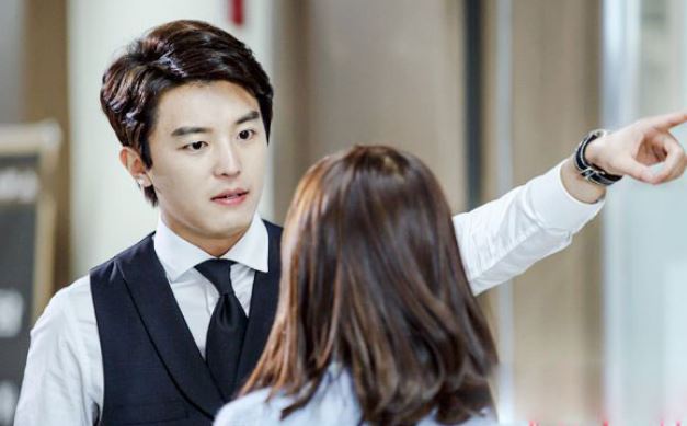 Chồng về nhà thấy tôi nấu cơm còn em chồng ngồi nghịch điện thoại, anh phẫn nộ đuổi thẳng cổ em gái rồi nói với mẹ chồng 3 câu khiến bà im bặt