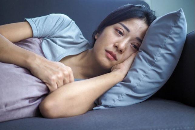 Thấy cốc sinh tố đặt trên bàn mà mẹ chồng đã làm cho mình, chồng tôi vội đổ đi rồi trách móc bà, sự thật hé lộ khiến tôi đứng không vững