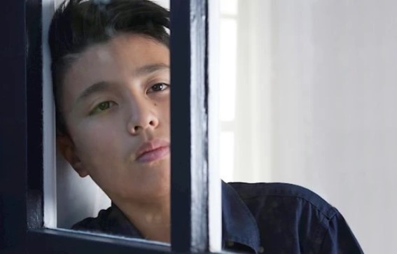 Nhìn con trai ngồi trong phòng bảo vệ của công ty vào sáng sớm, tôi uất hận vợ cũ đến mức chỉ muốn giành lại quyền nuôi con