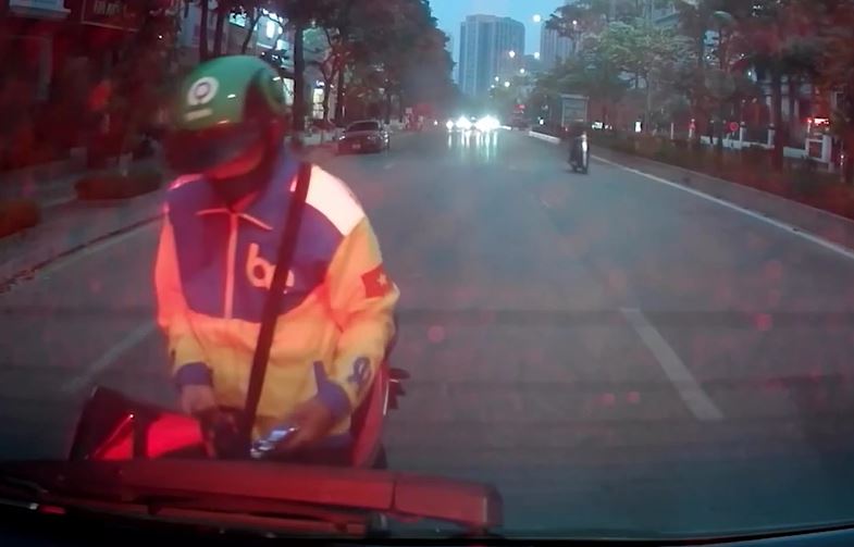 Clip: Thanh niên vừa lái xe máy vừa dùng điện thoại, đâm thẳng vào đuôi ô tô