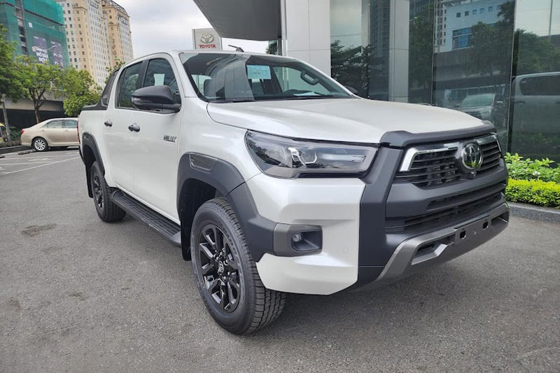 Toyota Hilux 2024 ra mắt tại Việt Nam, giá từ 668 triệu đồng, canh tranh với Ford Ranger