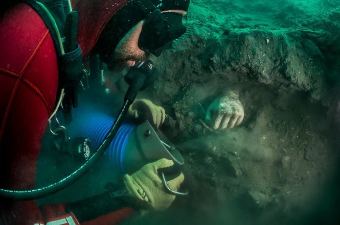 Phát hiện kho báu trong ngôi đền cổ bị thất lạc ở thành phố mất tích dưới đáy biển