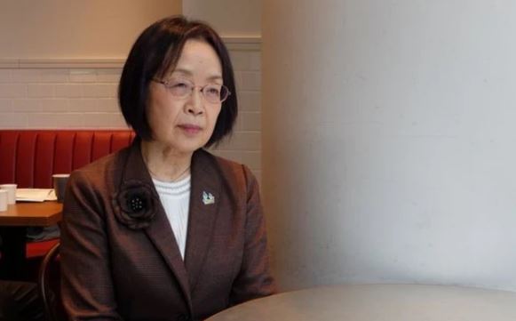 Vào ngày họp gia đình, mẹ chồng lấy ra một chiếc hộp gỗ đầy vàng đưa cho vợ cũ của chồng tôi trước sự kinh ngạc của tất cả mọi người