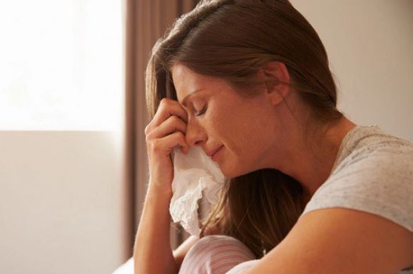 Nghe tiếng chuông cửa đêm khuya, tôi nhìn ra và bật khóc khi thấy chồng đứng dầm mưa dưới nhà còn mẹ tôi cầm cây chổi đứng canh chừng