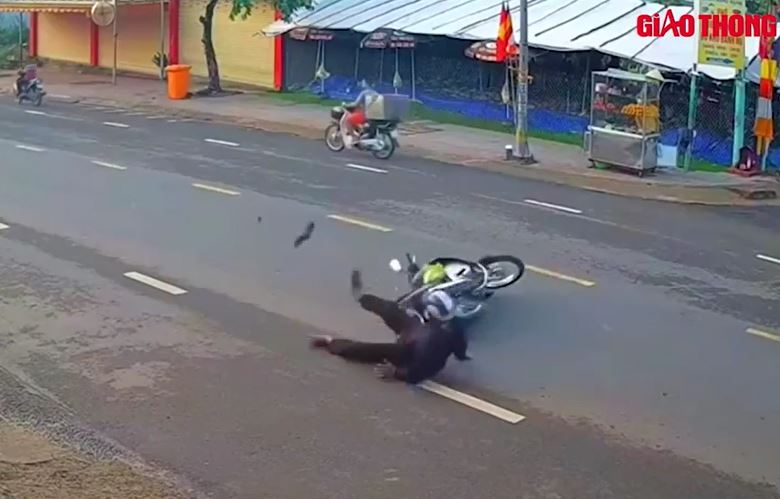 Clip: Phóng nhanh như tên bắn, xe máy gây tai nạn, húc văng một người đi đường