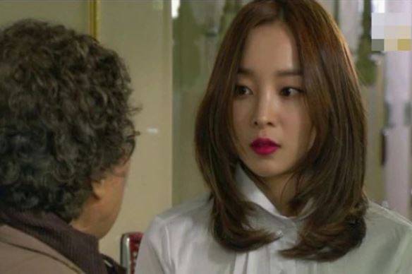 Trong tiệc đầy tháng con trai, bố mẹ chồng tặng cháu sổ tiết kiệm cả 100 triệu, nhưng lại nói 1 câu khiến nàng dâu phải suy nghĩ đến quyết định ly hôn