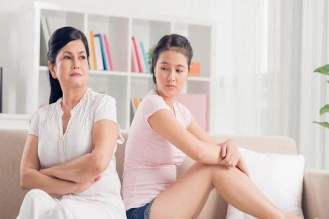 Vừa nhìn thấy chiếc giẻ chùi chân mà mẹ chồng ném trước cửa nhà, em choáng đến mức muốn "bốc hỏa" tận đầu