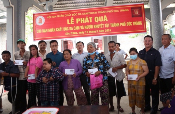 Trao 120 suất quà cho người khuyết tật và nạn nhân chất độc da cam tỉnh Sóc Trăng