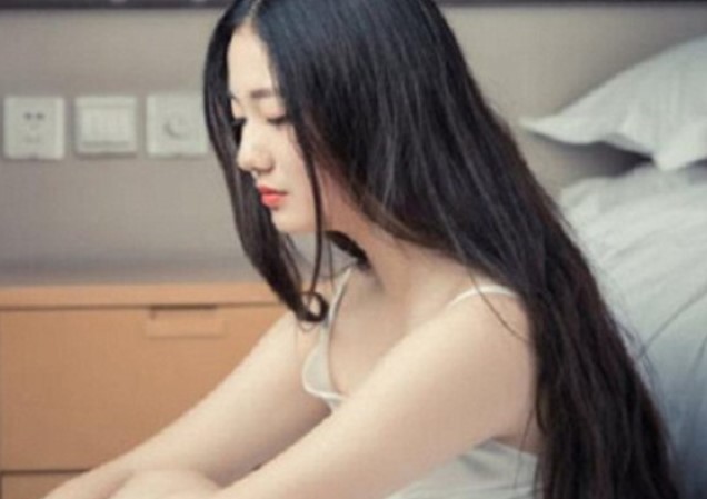 Ly hôn cô vợ không chịu nghỉ làm sinh con sớm, 4 năm sau lúc anh tuyệt vọng nhất, vợ cũ xuất hiện cùng chiếc phong bì dày bịch khiến anh khóc nghẹn