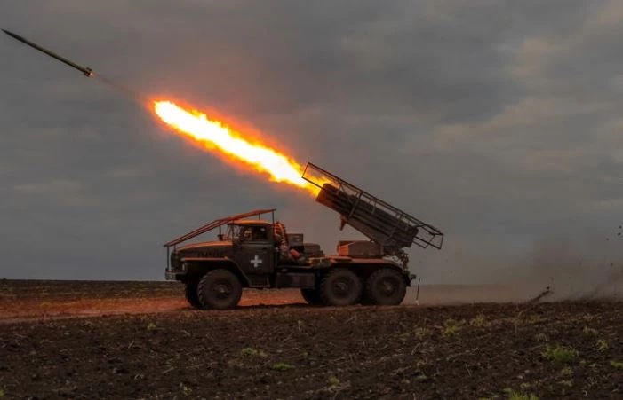 Binh lính Ukraine khai hỏa hệ thống tên lửa phóng loạt BM-21 Grad ở khu vực Kharkov. Ảnh: AFP