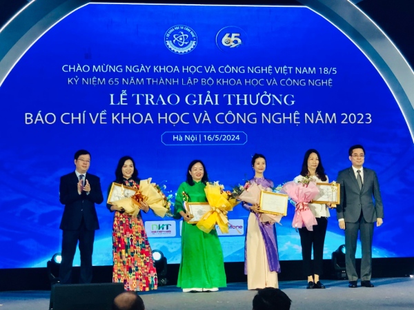 Trao giải thưởng báo chí về KH&CN năm 2023