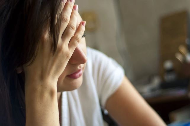 Đang ăn cơm, chồng tôi bỗng đề cập tới chuyện mẹ chồng bị liệt phải nằm một chỗ rồi tuyên bố một việc khiến tôi giật thót người vì sợ hãi