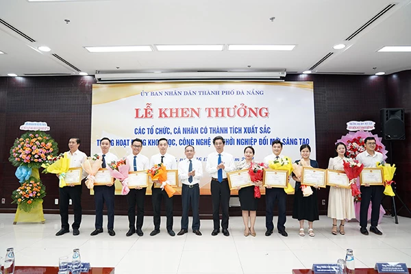 UBND TP Đà Nẵng khen thưởng các tổ chức, cá nhân có thành tích xuất sắc trong hoạt động khoa học, công nghệ (KHCN) và khởi nghiệp đổi mới sáng tạo .