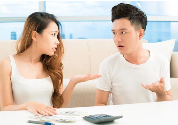 Mua cho mẹ cái áo 500 nghìn đã bị chồng mắng ngay trong siêu thị, tôi đưa ra tin nhắn ngân hàng gửi đến khiến anh nhục nhã cúi gằm mặt