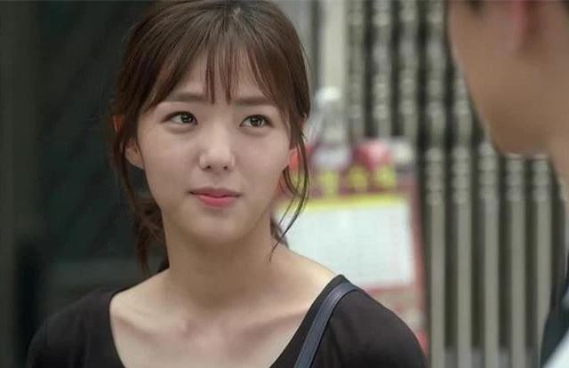 Mướt mồ hôi nấu xong cả bàn tiệc, đến giờ ăn mẹ chồng lại bảo nàng dâu bế con đi chơi để rồi lúc về chỉ còn mâm cơm hoang tàn và cách xử lý “tưng tửng” của nàng dâu