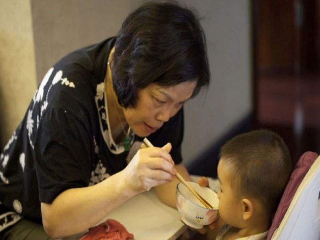 Phát hiện mẹ chồng chăm cháu đúng kiểu "mì ăn liền", tôi trách vài câu mà bà đã đùng đùng bỏ về quê