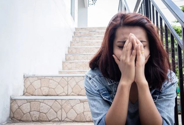 Tôi rơi nước mắt khi ông chủ đẩy người mẹ già ra đường, bà chủ nở nụ cười vui sướng nhưng vài ngày sau cả hai vợ chồng đã phải nhận hậu quả