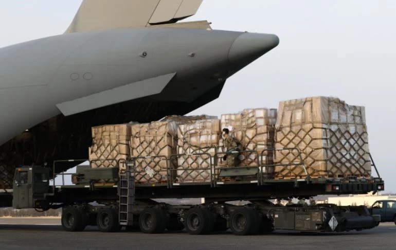 Thiết bị quân sự viện trợ cho Ukraine được đưa lên vận tải cơ Mỹ tại Nhật Bản hồi năm 2022. Ảnh: AFP