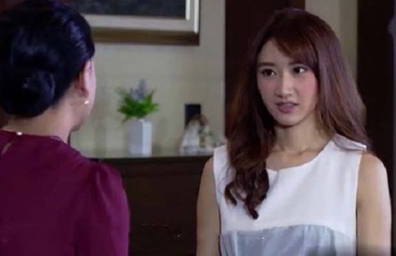 Vô tình thấy con dâu dúi tiền vào tay mẹ đẻ, mẹ chồng liền đay nghiến "nuôi ong tay áo", nhưng khi biết sự thật bà lại tái mặt