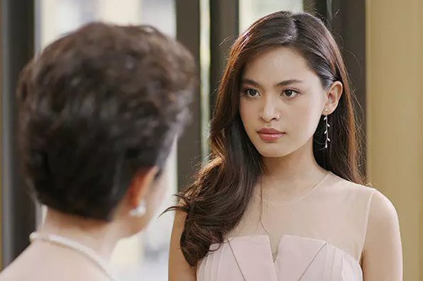 Ngày tôi tái hôn, mẹ chồng cũ lên trao một món quà khiến tôi phải khóc ngất trên vai bà