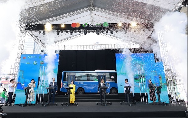 Ra mắt hệ thống thanh toán 'một chạm' trên xe buýt tại TP Hồ Chí Minh