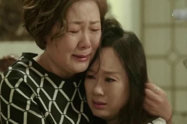 Ngày cưới, dù không mời nhưng mẹ chồng cũ vẫn đến dự, bà trao tôi một hộp quà, mở ra xem mà tôi đau xót nghẹn ngào