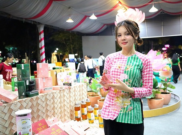 Về Đồng Tháp trải nghiệm các màn trình diễn sen độc đáo