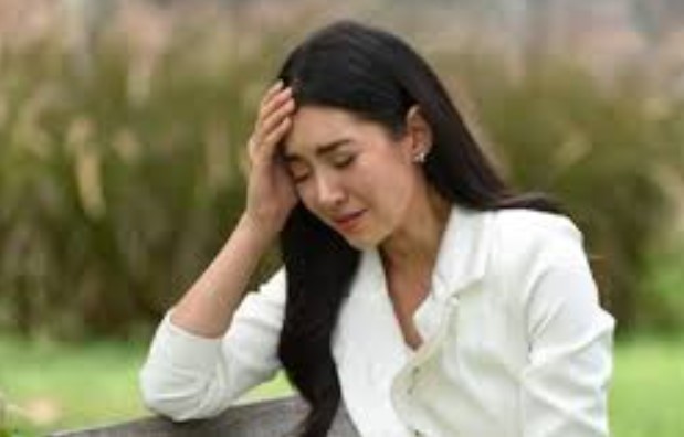 Đến thăm mẹ chồng cũ, nhìn tấm di ảnh của chồng cũ đặt trên bàn thờ còn đỏ hương mà tôi đau đớn gục ngã