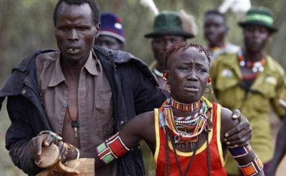 Đám cưới 'man rợ' của các bộ tộc châu Phi, cô dâu kêu cứu nhưng người nhà lạnh lùng nhìn